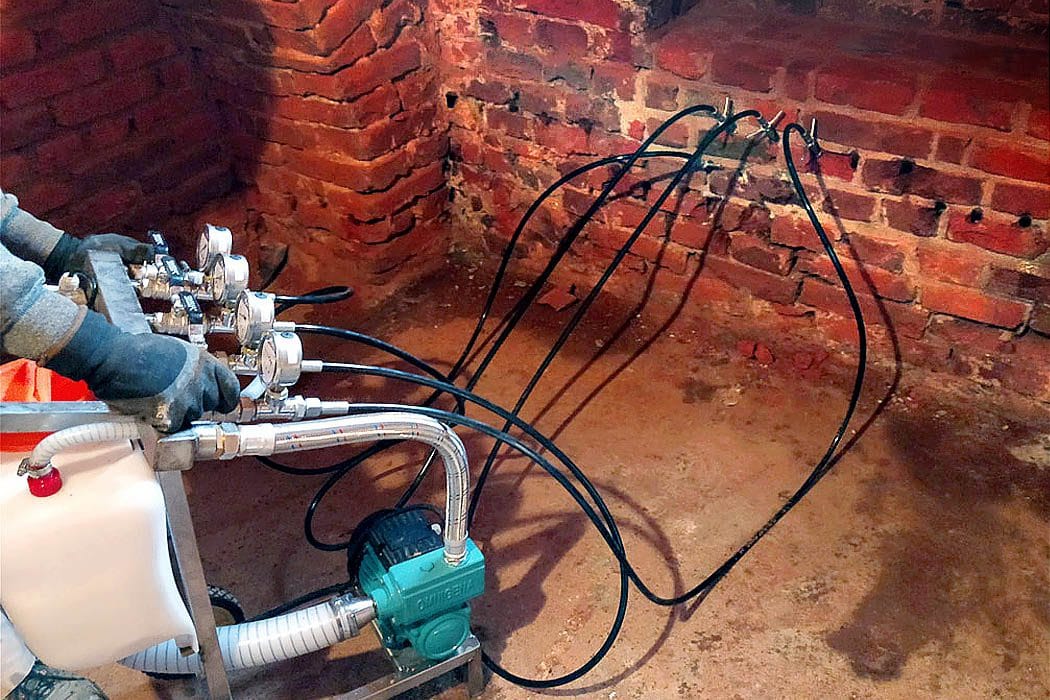 Iniekcja krystaliczna – metoda zabezpieczania murów przed wilgocią