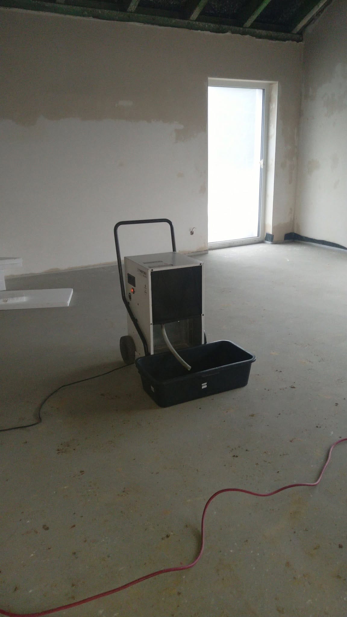 Osuszanie pomieszczenia z wilgoci technologicznej przy użyciu osuszacza kondensacyjnego